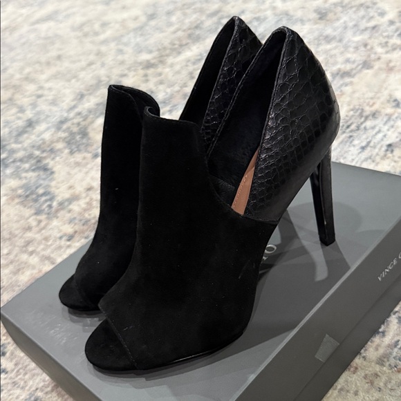 Vince Camuto Suede Peep-Toe High Heel Booties size 9.5 New in box - Picture 4 of 6
